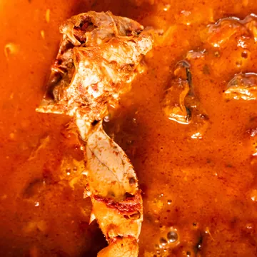 Il sugo allo scoglio con una chela di granchio